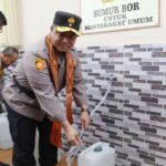 Wakil Operasi Nusantara Cooling System, Brigjen Pol Yuyun Yudhantara dan jajaran saat memberikan bantuan sumur bor di tiga wilayah kekurangan air bersih di Makassar, Kamis (30/11). Foto: Ist