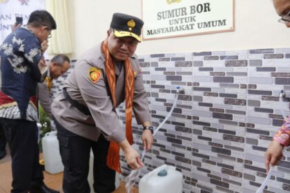 Wakil Operasi Nusantara Cooling System, Brigjen Pol Yuyun Yudhantara dan jajaran saat memberikan bantuan sumur bor di tiga wilayah kekurangan air bersih di Makassar, Kamis (30/11). Foto: Ist