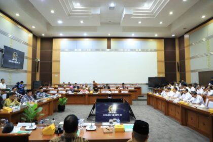 Komisi VIII DPR dan Kemenag membentuk Panja untuk membahas biaya haji 2024. Foto: kemenag