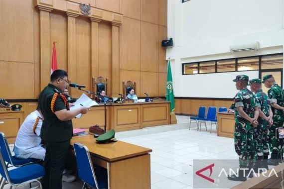Oditur Militer Letkol Chk Upen Jaya Supena membacakan tuntutan dalam sidang kasus pembunuhan Imam Masykur di Pengadilan Militer II-08 Jakarta, Cakung, Jakarta Timur, Senin (27/11/2023). ANTARA