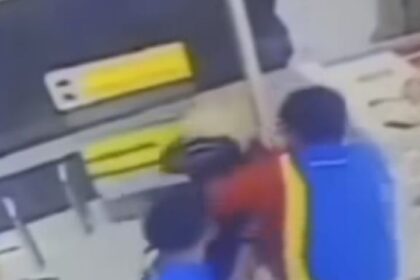 Pelaku perampokan dihajar oleh karyawan Indomaret. Foto: IG, @fakta.negri (tangkap layar)