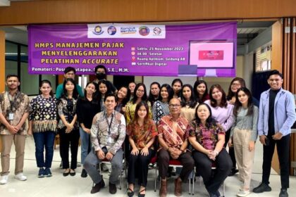 Ketua Program Studi Manajemen Pajak Rudy Sondang Sinaga, S.Pd., S.E., M.M, (duduk kiri) dan pemateri pelatihan, Posma Hutapea, B, Ac., SE, MM. (duduk dua dari kanan) seusai pelaksanaan pelatihan aplikasi atau software Accurate di Ruang Aplikom Gedung AB Kampus UKI Cawang, Jaktim, Sabtu (25/1). Foto: Dok Uki