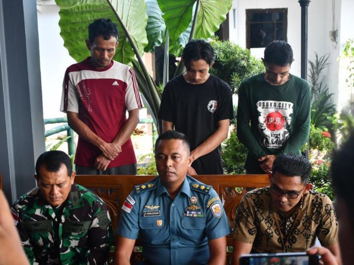 Lanal Tanjungbalai Karimun berhasil membekuk 3 pelaku perompakan yang kerap beraksi di Selat Malaka dan Selat Singapura. Foto: TNI AL