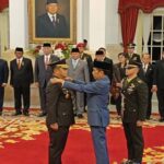 Presiden Joko Widodo (Jokowi) resmi melantik Letnan Jenderal (Letjen) TNI Maruli Simanjuntak sebagai Kepala Staf Angkatan Darat ( KSAD ) di Istana Negara, Jakarta, Rabu (29/11/2023). Istimewa