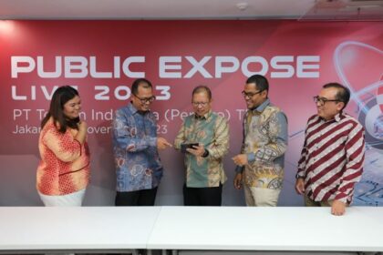 Direktur Keuangan & Manajemen Risiko Telkom Heri Supriadi (tengah), Direktur Strategic Portfolio Telkom Budi Setyawan Wijaya (kedua dari kiri), Direktur Keuangan & Manajemen Risiko Telkomsel Mohamad Ramzy (kedua dari kanan), VP Corporate Communication Telkom Andri Herawan Sasoko (paling kanan) dan VP Investor Relation Telkom Anetta Hasan (paling kiri) pada Public Expose Live Telkom 2023 di Jakarta, Kamis (30/11). Foto: Telkom Indonesia