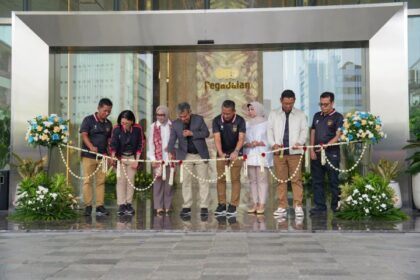 The Gade Tower di Jalan Kramat Raya no.162 Jakarta Pusat diresmikan langsung oleh Direktur Utama PT Bank Rakyat Indonesia (Persero) Tbk, Sunarso selaku induk Holding Ultra Mikro yang ditandai dengan penandatangan prasasti dan pengguntingan pita, didampingi oleh Komisaris Utama PT Pegadaian Loto Srinaita Ginting, Direktur Utama Pegadaian Damar Latri Setiawan, seluruh perwakilan perusahaan anak BRI, serta Insan Pegadaian. Foto: Pegadaian