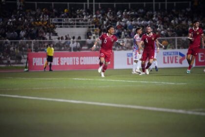 Ricky Kambuaya melakukan aksi individu yang dilanjutkan dengan umpan kepada Saddil Ramdani. Bintang klub Malaysia Sabah FC ini pun melepaskan tendangan yang membuat bola tidak bisa dijangkau Neil Etheridge, kiper Filipina. Foto: PSSI