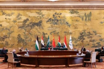 Tampak delegasi negara OKI dan Liga Arab saat menemui Menteri Luar Negeri China. Foto: Saudi Gazette