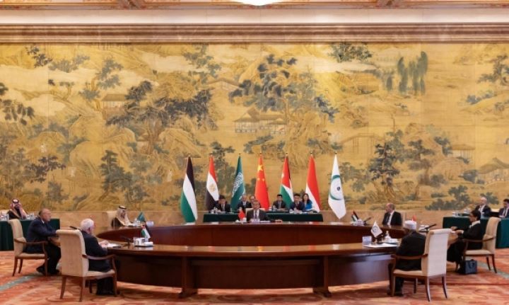 Tampak delegasi negara OKI dan Liga Arab saat menemui Menteri Luar Negeri China. Foto: Saudi Gazette