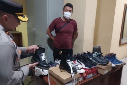 Kapolsek Pesanggrahan, Kompol Tedjo Asmoro menggelar barang bukti kasus pencurian sebanyak 18 sepatu merek ternama diamankan dan menangkap pelaku Dodi Mario, 35, spesialis pencuri sepatu ke Mapolsek, Rabu (29/11) sore. Foto: Joesvicar Iqbal/ipol.id