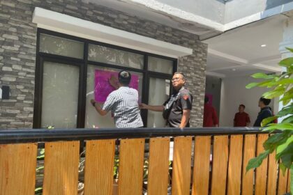 Kejaksaan Agung (Kejagung) melalui tim jaksa eksekutor saat melaksanakan sita eksekusi terhadap aset terpidana kasus pajak, Aria Trisna Sutmanta. Foto: Puspenkum Kejaksaan Agung