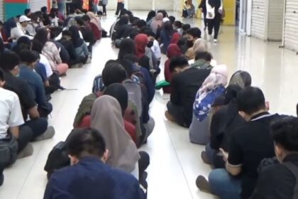 Ratusan para pencari kerja rela antri untuk mengadu nasib mendapatkan pekerjaan layak pada job fair yang digelar dua hari di Tamini Square, Makasar, Jakarta Timur, Selasa (14/11)-Rabu (15/11) besok. Foto: Ist