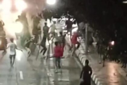 Aksi tawuran dua kelompok remaja pecah di kawasan Duren Sawit, Jakarta Timur, Rabu (8/11) malam. Foto: Tangkapan layar video amatir