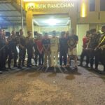 Tim Patroli Perintis Presisi (TPPP) Polres Metro Jakarta Selatan, yang tengah berpatroli mengamankan 6 terduga pelaku berikut senjata tajam untuk digunakan tawuran diserahkan ke Polsek Pancoran, Minggu (26/11) dini hari. Foto: Ist