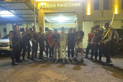 Tim Patroli Perintis Presisi (TPPP) Polres Metro Jakarta Selatan, yang tengah berpatroli mengamankan 6 terduga pelaku berikut senjata tajam untuk digunakan tawuran diserahkan ke Polsek Pancoran, Minggu (26/11) dini hari. Foto: Ist