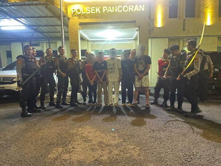 Tim Patroli Perintis Presisi (TPPP) Polres Metro Jakarta Selatan, yang tengah berpatroli mengamankan 6 terduga pelaku berikut senjata tajam untuk digunakan tawuran diserahkan ke Polsek Pancoran, Minggu (26/11) dini hari. Foto: Ist