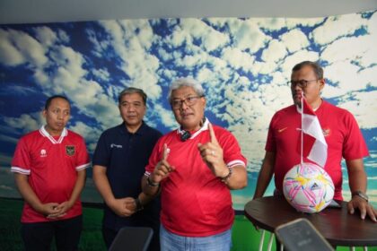 Direktur Network & IT Service Telkom Herlan Wijanarko (kedua dari kanan), EVP Telkom Regional V Area Jatim Bali Nusa Tenggara Teddy Hartadi (kedua dari kiri), EGM Divisi Service Operation Telkom Suharyoto (paling kanan) dan Direktur Operation Telkom Akses Ambari (paling kiri) saat jumpa media jelang pembukaan pertandingan sepak bola bertaraf internasional FIFA U-17 World Cup 2023 di Surabaya, beberapa waktu yang lalu. Foto: Telkom Indonesia