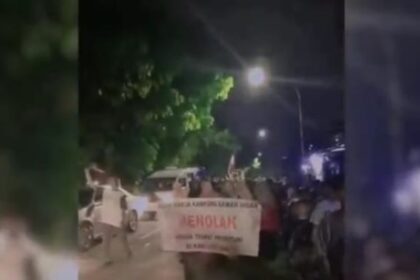 Ribuan warga Kampung Sawah Indah, Pulogebang, Cakung, Jakarta Timur, didominasi Emak-emak melakukan long march sejauh 1 kilometer menuntut ditutupnya belasan panti pijat diduga menjadi tempat prostitusi pada Minggu (19/11) malam. Foto: Tangkapan layar video viral di media sosial (medsos)