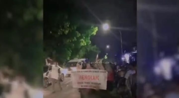 Ribuan warga Kampung Sawah Indah, Pulogebang, Cakung, Jakarta Timur, didominasi Emak-emak melakukan long march sejauh 1 kilometer menuntut ditutupnya belasan panti pijat diduga menjadi tempat prostitusi pada Minggu (19/11) malam. Foto: Tangkapan layar video viral di media sosial (medsos)