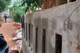 Penampakan tembok rumah milik pasangan suami isteri yakni Nurjali, 50, dan Nuraini, 42, di Jalan Abdulrahman, RT 15/RW 05, Cibubur, Ciracas, Jakarta Timur, yang rusak tertimpa longsoran pagar tembok pembatas Taman Pemakaman Umum (TPU) Cibubur II, Selasa (7/11). Foto: Joesvicar Iqbal/ipol.id