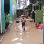 Permukiman warga kawasan Kebon Pala, RW 04 dan RW 05, Kampung Melayu, Jatinegara, Jakarta Timur, yang kembali kebanjiran akibat luapan Sungai Ciliwung kini berangsur surut, Rabu (15/11). Foto: Ist