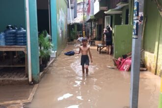 Permukiman warga kawasan Kebon Pala, RW 04 dan RW 05, Kampung Melayu, Jatinegara, Jakarta Timur, yang kembali kebanjiran akibat luapan Sungai Ciliwung kini berangsur surut, Rabu (15/11). Foto: Ist