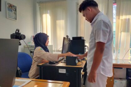 Petugas Suku Dinas Kependudukan dan Pencatatan Sipil (Dukcapil) Kabupaten Administrasi Kepulauan Seribu tengah melakukan perekaman sidik jari terhadap pemohon, Selasa (14/11). Foto: Dinas Dukcapil DKI