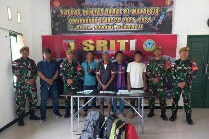 Empat WNI diamankan Satgas Pamtas Yonarhanud 8/MBC setelah kedapatan memasuki Indonesia secara ilegal. Foto: TNI
