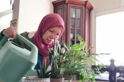 Desiyani Nurbaiti untuk akhir tahun kedua menjadi house-sitter. Kali ini diminta mengurus tanaman.