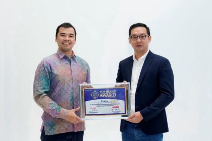 Stephanus Santoso Wakil Presiden Direktur PT Altama Surya Anugerah pemegang merek Tekiro saat menerima penghargaa Top Brand Award 2023, Kamis (7/12). Foto: Tekiro