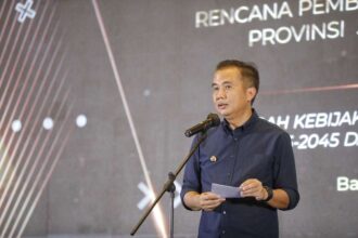 Penjabat Gubernur Jawa Barat Bey Machmudin telah menandatangani keputusan penetapan upah minimum kabupaten dan kota (UMK) tahun 2024. foto/pemprov jabar