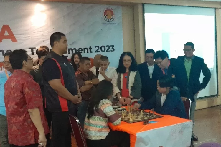 Menteri Pemuda dan Olahraga Republik Indonesia (Menpora RI) Dito Ariotedjo menghadiri pembukaan Turnamen Catur JAPFA Year End 2023 di Wisma Menpora, Senayan, Jakarta, Sabtu (16/12) siang. Menpora Dito berharap turnamen ini akan melahirkan atlet-atlet berprestasi untuk membesarkan nama bangsa Indones. Foto/ipol