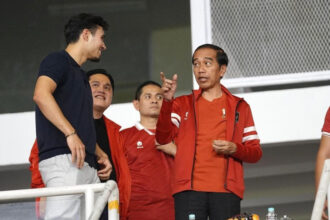 Nathan Tjoe-A-On sedang berinteraksi dengan Presiden Joko Widodo. (Instagram.com/nathantjoeaon)