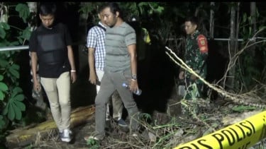 Tim Puslabfor Polda Sumsel dibantu Inafis Polres OKU akhirnya melakukan autopsi jenazah bayi umur 7 bulan hasil hubungan gelap pasangan PT (23) dan SL (22). (istimewa)