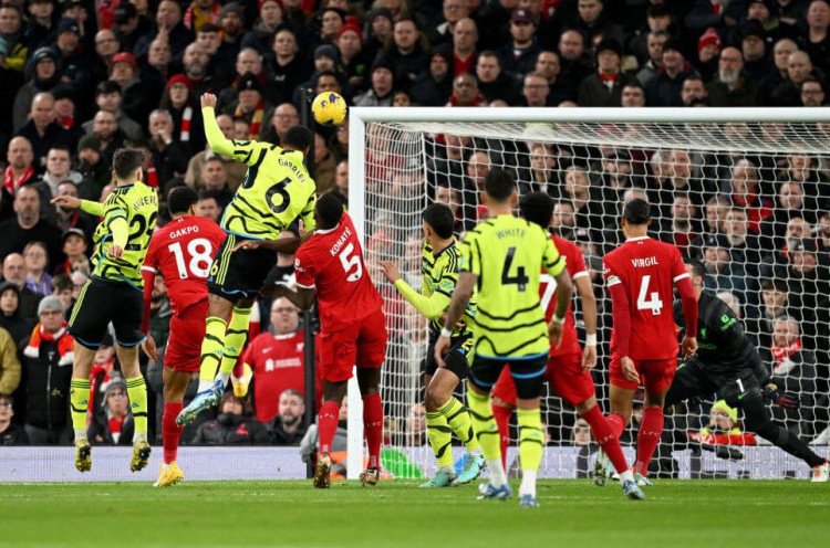 Momen saat Gabriel Magalhaes membobol gawang Liverpool lewat tandukan pada menit keempat. (Twitter.com/arsenal)