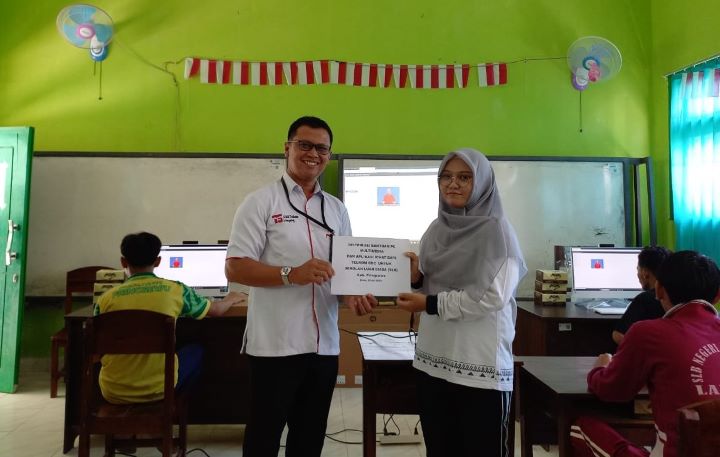  Penyerahan simbolis bantuan PC Multimedia dan Aplikasi i-CHAT dari perwakilan Community Development Center Telkom (kiri) kepada Sekolah Luar Biasa (SLB) Negeri Pringsewu, Lampung, beberapa waktu yang lalu.(Telkom Indonesia)