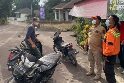 Anggota SAR Gabungan mengamati kondisi Gunug Marapi saat misi evakuasi pendaki. Foto: BNPB
