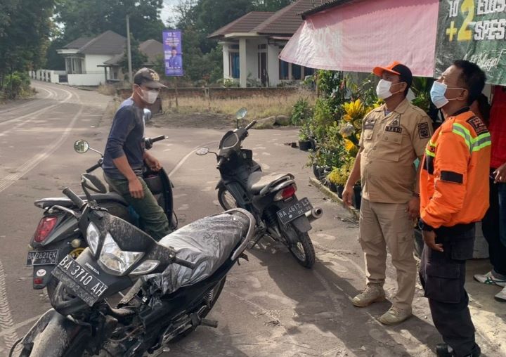 Anggota SAR Gabungan mengamati kondisi Gunug Marapi saat misi evakuasi pendaki. Foto: BNPB