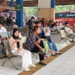 Para penumpang menunggu pemberangkatan di Terminal Kampung Rambutan, Kecamatan Ciracas, Jakarta Timur, Selasa (26/12). Foto: Joesvicar Iqbal/ipol.id