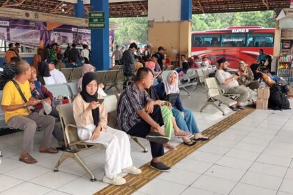 Para penumpang menunggu pemberangkatan di Terminal Kampung Rambutan, Kecamatan Ciracas, Jakarta Timur, Selasa (26/12). Foto: Joesvicar Iqbal/ipol.id