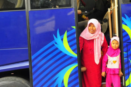 Tampak wisatawan yang akan turun dari bus pariwisata. Kemenkes meminta masyarakat mengetatkan prokes COVID-19. Foto: Kemenles
