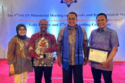 Senior Vice President Underground Mine PTFI, Hengky Rumbino, menerima penghargaan Good Mining Practice, Metallic Mineral oleh ASEAN Mineral Awards 2023, di Phnom Penh, Kamboja, pada Kamis (23/11). Penghargaan ini membuktikan PTFI sebagai perusahaan yang telah menerapkan kaidah praktik tambang secara baik.