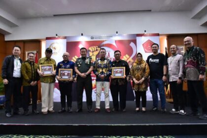 Direktur Kebijakan Bakamla Laksma Bakamla Ferry Supriady, mewakili Kepala Bakamla Laksdya TNI Irvansyah, menjadi narasumber pada Diskusi Bela Negara dengan tema "Penguatan Jurnalis Dalam Mewujudkan Informasi dan Komunikasi yang Memupuk Rasa Nasionalisme". Foto: Ist