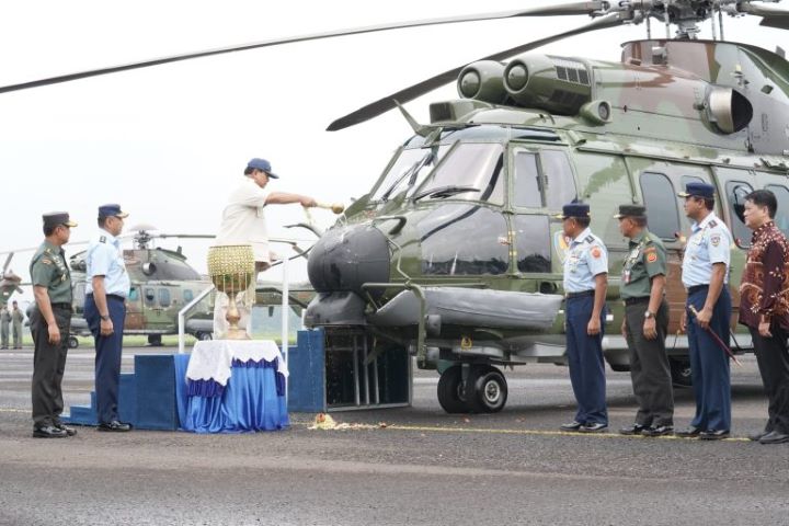 Menteri Pertahanan, Prabowo Subianto, saat menyerahkan delapan unit helikopter angkut berat H225M kepada TNI AU. Foto: Kemhan