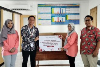 Penyerahan simbolis bantuan PC Multimedia dan Aplikasi i-CHAT dari perwakilan Community Development Center Telkom kepada Sekolah Luar Biasa (SLB) Negeri Gedangan, Sidoarjo, beberapa waktu yang lalu.(Telkom Indonesia)