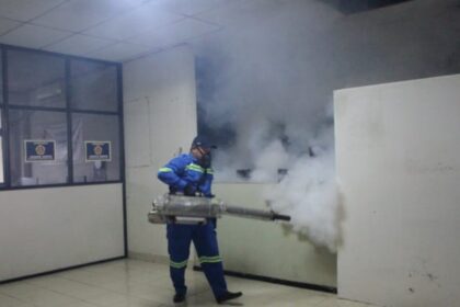 Dengan metode fumigasi, petugas melakukan penyemprotan obat hama di tempat penyimpanan logistik pemilihan umum (Pemilu) 2024 di Aula Kantor Kecamatan Kebayoran Lama, Jakarta Selatan dan Rumah Dinas Camat Kebayoran Lama, pada Jumat (1/12).