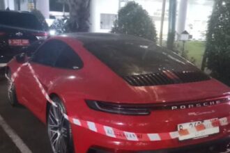 Mobil mewah merk Porsche milik Edward Hutahean, Komisaris Utama PT Laman Tekno Digital yang menjadi tersangka kasus BTS Kominfo.