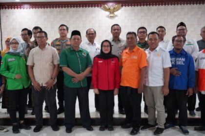 Wali Kota Jakarta Selatan, Munjirin, Forum Komunikasi Pimpinan Kota (Forkopimko) Administrasi Jakarta Selatan (Jaksel) bersama Badan Pengawas Pemilu (Bawaslu) dan Komisi Pemilihan Umum (KPU) Jaksel usai coffee morning di Ruang Rapat Gelatik Utama Kantor Wali Kota, Jumat (1/12).