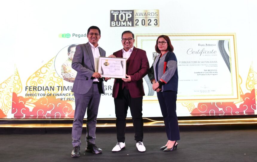 PT Pegadaian kembali mencetak prestasi dengan meraih dua penghargaan sekaligus di ajang Bisnis Indonesia TOP BUMN Awards 2023 yang berlangsung di Jakarta pada Kamis, (30/11). Foto/PT Pegadaian