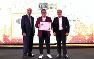 PT Pegadaian kembali mencetak prestasi dengan meraih dua penghargaan sekaligus di ajang Bisnis Indonesia TOP BUMN Awards 2023 yang berlangsung di Jakarta pada Kamis, (30/11). Foto/PT Pegadaian 